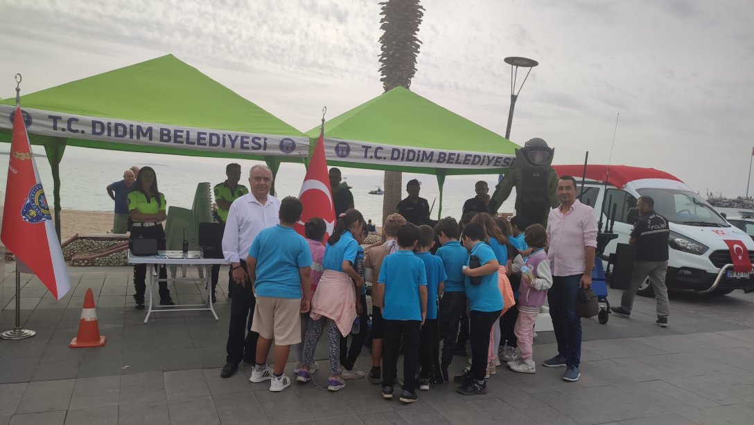 Cumhuriyetimizin 100.Yıl Kutlama Etkinlikleri Kapsamında Gazi İlkokulu Öğrencilerimiz Emniyet Müdürlüğünün Standını Ziyaret Ettiler