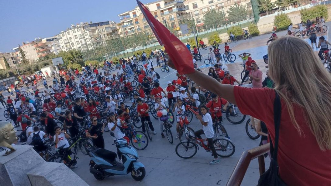 Efeler Ortaokulu Öğrencileri Cumhuriyetimizin 100.yıl Dönümü Etkinlikleri Kapsamında Bisiklet Etkinliği Düzenlediler